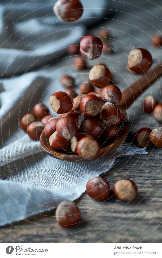 Braune reife Haselnuss auf dem Löffel bei Tisch braun Gesundheit essbar hölzern Filbert haselnussbraun Sammeln Nut Haufen Bestandteil natürlich Ernte organisch