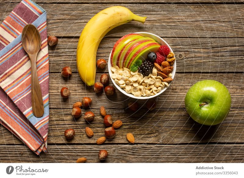 Apfel und Banane mit Nüssen auf Holztisch Nut Supernahrung Gesundheit frisch Handtuch Frühstück Müsli Diät Ernährung organisch Mahlzeit Löffel Tisch Frucht
