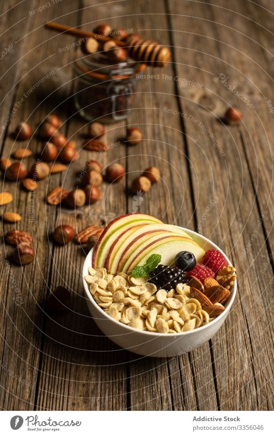 Schale mit Nüssen, Früchten und Beeren Supernahrung Nut Gesundheit frisch Dessert Apfel Frühstück Müsli Diät Ernährung organisch Mahlzeit Blaubeeren