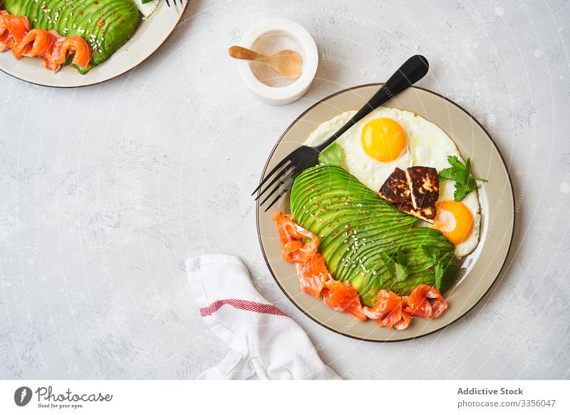 Gesundes Frühstück mit Spiegeleiern und Avocado Ei Teller gebraten Lachs frisch Gesundheit Lebensmittel natürlich Fisch Speise Scheibe appetitlich kulinarisch