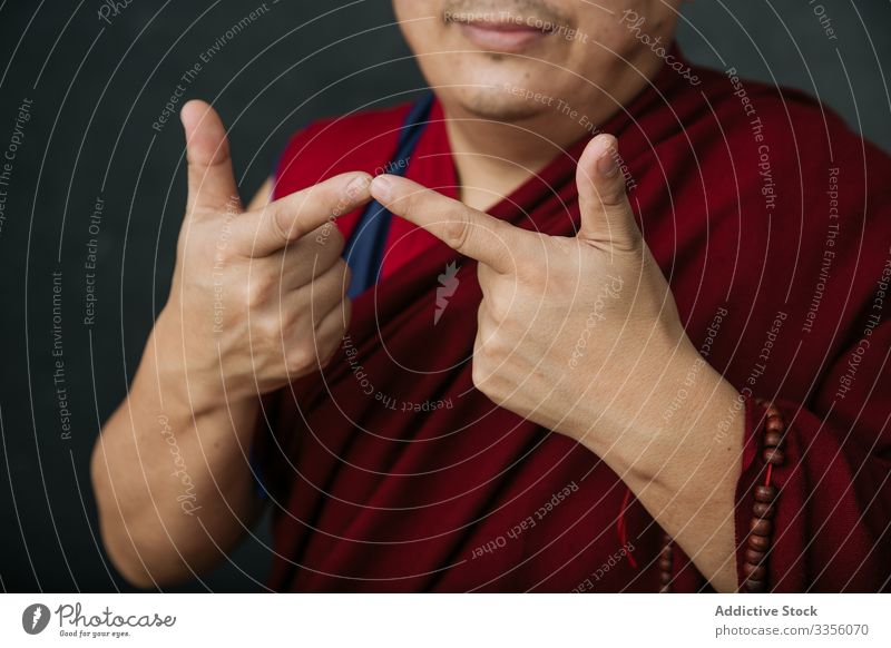 Buddhistischer Mönch mit Mudra-Hände-Geste gestikulieren buddhistisch beten Religion Symbol traditionell Tibet rot Kultur Spiritualität Glaube Asien authentisch