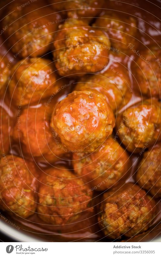 Köstliche Frikadellen mit Tomatensauce Fleischklößchen rustikal Getränk Tisch Teller lecker Lebensmittel Mahlzeit selbstgemacht Feinschmecker Abendessen