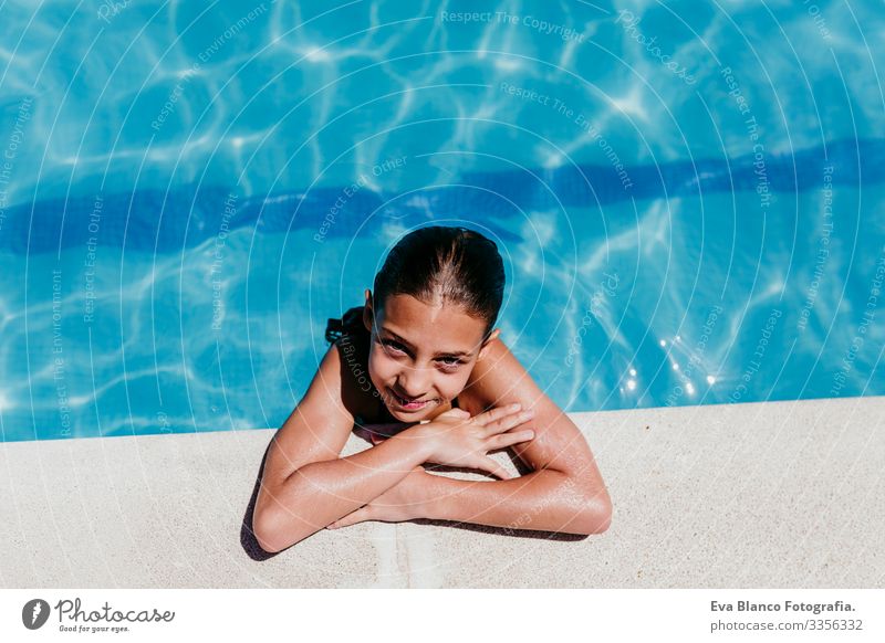 schönes Mädchen am Pool, Sommerzeit Sonnenlicht Tag Außenaufnahme jung Badebekleidung Wasser Schwimmsport Genuss Kinder heiter spielerisch Kaukasier blau