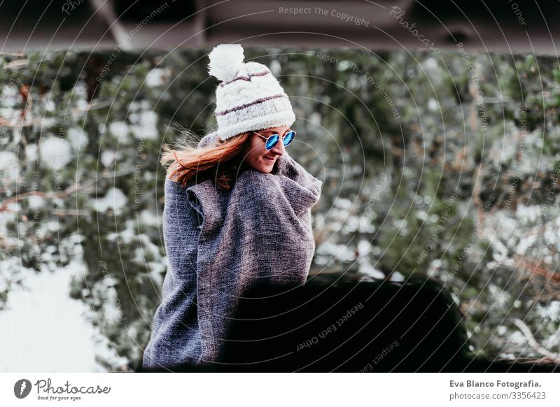 Porträt einer jungen Frau in Winterkleidung im Freien am Berg Schnee Wald Hut Decke modern Erholung Natur genießen Außenaufnahme grün kalt Schickimicki PKW