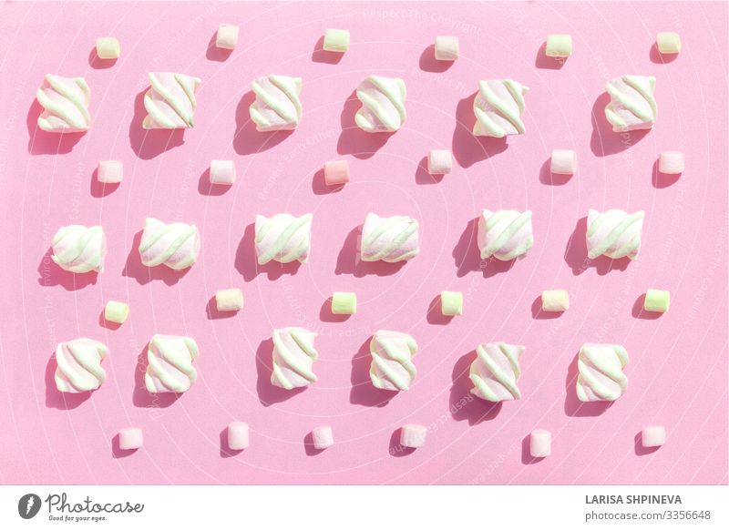 Süße Beze-Marschmallows auf rosa. Ansicht von oben Dessert Winter klein lecker weich weiß Farbe Marshmallow süß Bonbon farbenfroh flach Hintergrund legen