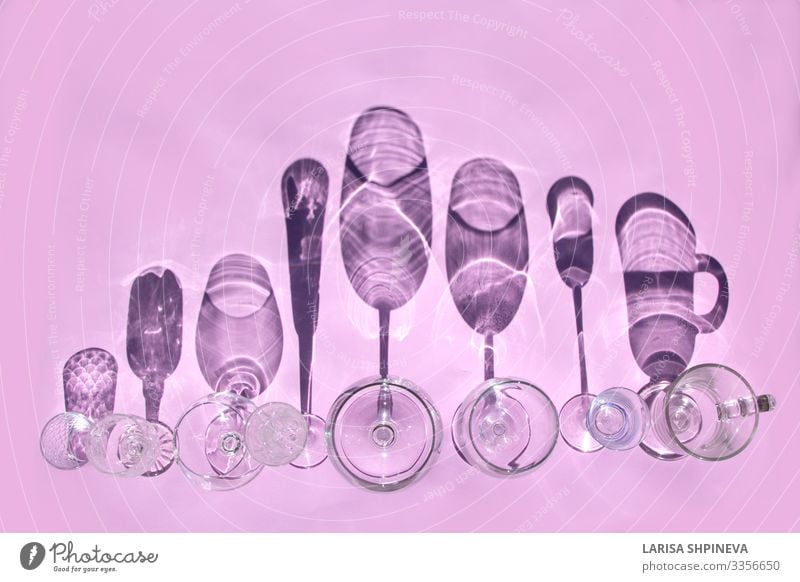 Leere Brille auf rosa mit Schatten. Ansicht von oben Getränk Alkohol Reichtum elegant Design schön Tisch Feste & Feiern Kunst Mode Sammlung glänzend Sauberkeit
