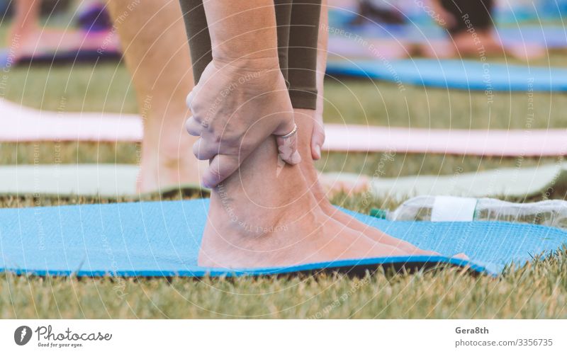 weibliche Beine auf Yogamatte in Nahaufnahme Flasche Haut Sommer Sport Frau Erwachsene Hand Finger Menschengruppe Natur Gras Park Straße Eisenbahn frisch grün