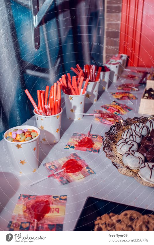 Süßigkeitentisch auf einer Geburtstagsfeier festlich Menschengruppe trinken Dessert Gebäck Objekt Party Tisch Sortiment serviert Spielfigur Feiertag Serviette