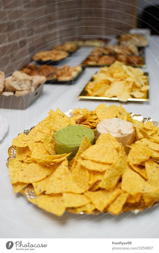 Tabelle der Vorspeisen mit mexikanischen Nachos Mittagessen weiß Party Abfertigungsschalter Tisch Büffet Feiertag Amuse-Gueule Dekoration & Verzierung