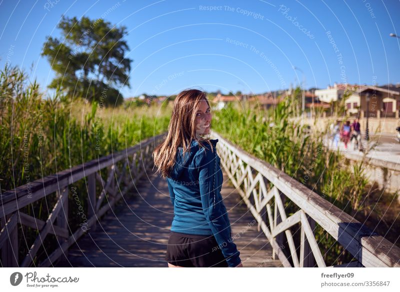 Junge Frau in Sportkleidung geht an einem Holzsteg in Playa America, Vigo Aktivität Schiene blau 1 jung Touristik Natur Weg Promenade Galicia Himmel (Jenseits)