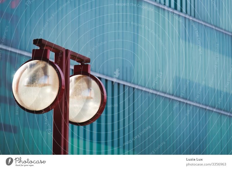 Rote Lampe Gebäude Einkaufszentrum Mauer Wand Fassade Straßenbeleuchtung Glas Metall ästhetisch blau rot türkis Farbfoto Gedeckte Farben Außenaufnahme