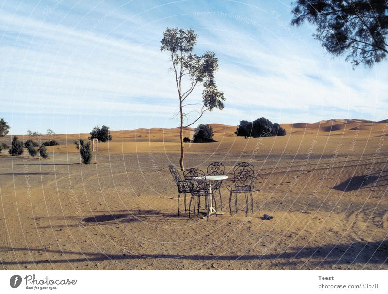 Stühle in der Wüste Marokko Stuhl Tisch Afrika Sand Natur Landschaft