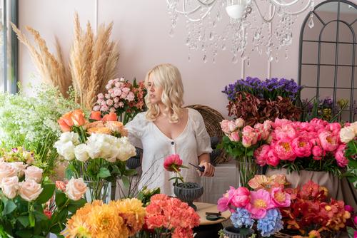 Schöne blonde Blumenhändlerin kreiert einen wunderbaren Blumenstrauß Mensch Frau Erwachsene 1 18-30 Jahre Jugendliche 30-45 Jahre Frühling Pflanze Rose Tulpe