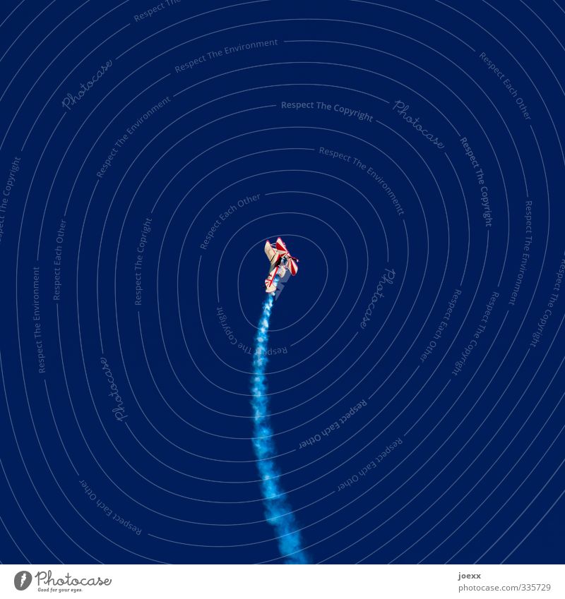 Vor dem Fall Himmel nur Himmel Wolkenloser Himmel Schönes Wetter Flugzeug Doppeldecker hoch verrückt Geschwindigkeit sportlich blau rot weiß Rauch Rauchwolke