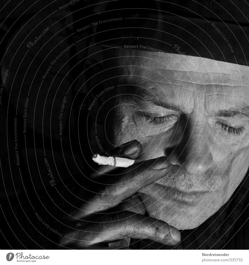Portrait eines Mannes mit geschlossenen Augen und Zigarette Arbeit & Erwerbstätigkeit Fabrik Mensch maskulin Erwachsene Leben Gesicht Hand Mütze dreckig dunkel