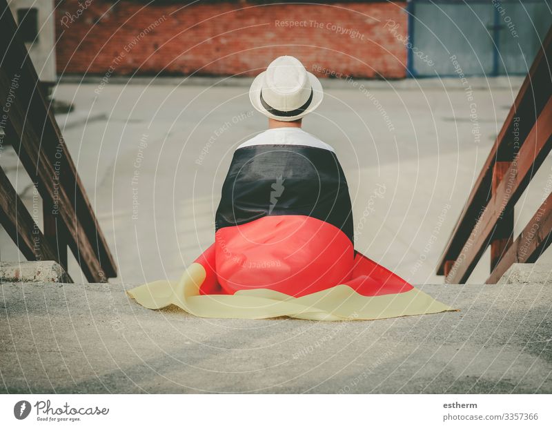 Rückenansicht eines Kindes mit deutscher Flagge Lifestyle Ferien & Urlaub & Reisen Freiheit Sommer Feste & Feiern Mensch maskulin Junge 1 3-8 Jahre Kindheit Hut