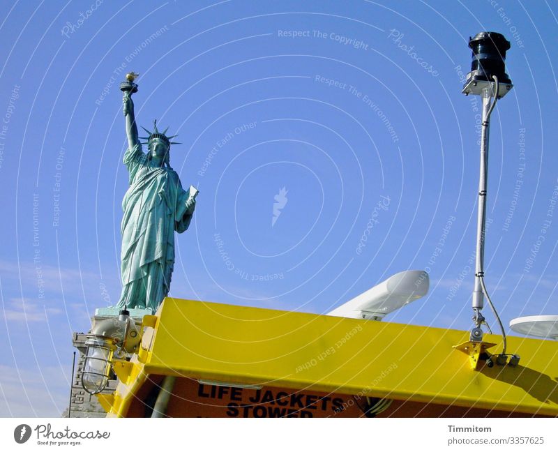 Freiheitsstatue vor blauem Himmel und hinter Wassertaxi USA New York State Sehenswürdigkeit Ferien & Urlaub & Reisen Schwimmweste New York City himmelblau gelb