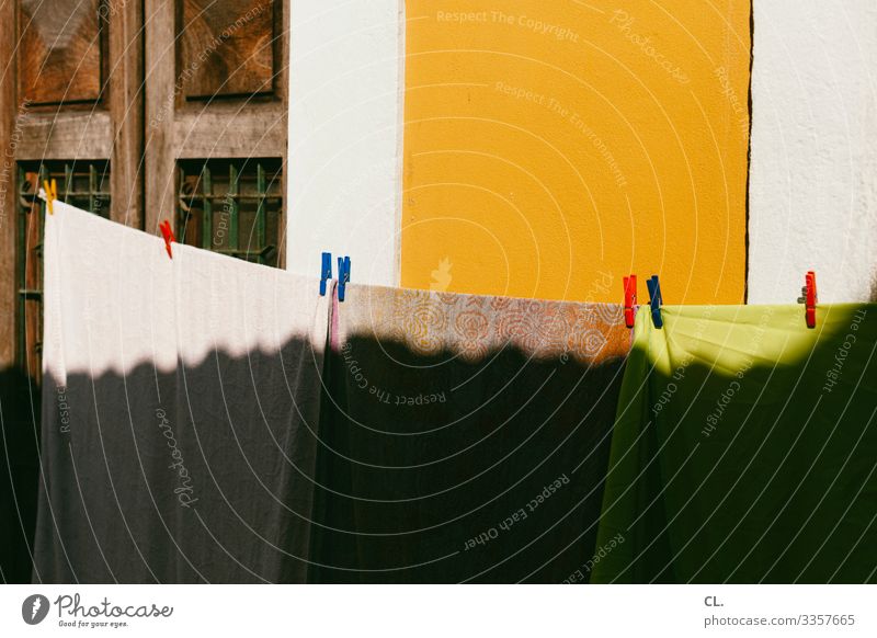 wäscheleine Mauer Wand Wäsche Wäscheleine Wäscheklammern Handtuch ästhetisch Fröhlichkeit Wärme mehrfarbig trocknen Farbfoto Außenaufnahme Menschenleer