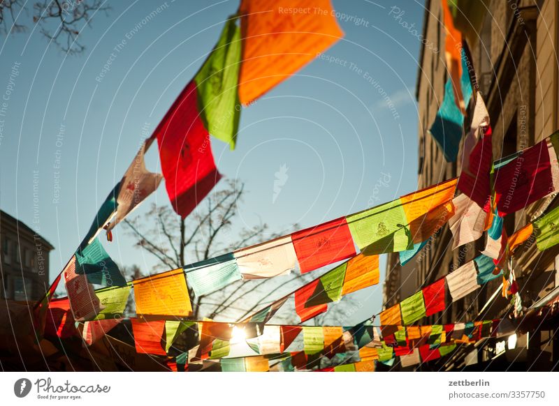 Free Tibet Berlin dalai lama Fahne Gebet Gebetsfahnen Gebetstafeln Gebetsmühlen Gegenlicht Menschenleer Religion & Glaube Schöneberg Sonne Stadt Textfreiraum