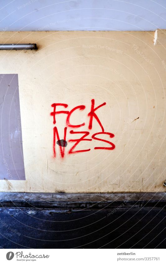 FCK NZS fuck nazis Faschist Nationalsozialismus Faschismus Antifaschismus Politik & Staat links linksextrem Parole wählen Wahlen motto Schriftzeichen Graffiti