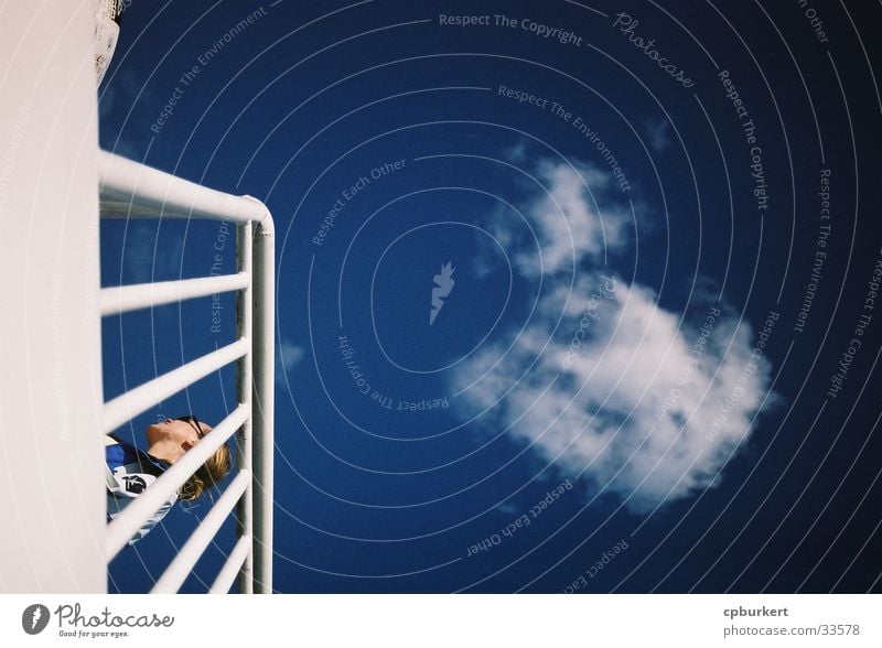 Zwischen Deck und Himmel Wolken Wasserfahrzeug Frau Reling Europa Parkdeck