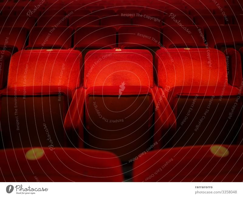 Drei leere Sessel aus rotem Samt Stuhl Entertainment Musik Publikum Bildschirm Theater Kultur Show Konzert Kino dunkel bequem Farbe Armsessel Aula Hintergrund