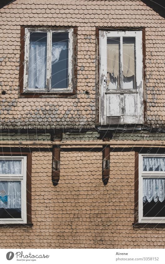 Bäh! | Das ist bestimmt noch zu haben! Haus Farbfoto alt Zerstörung grau hellbraun kaputt abblättern Verfall Fassade Gebäude Schindeln Fassadenverkleidung