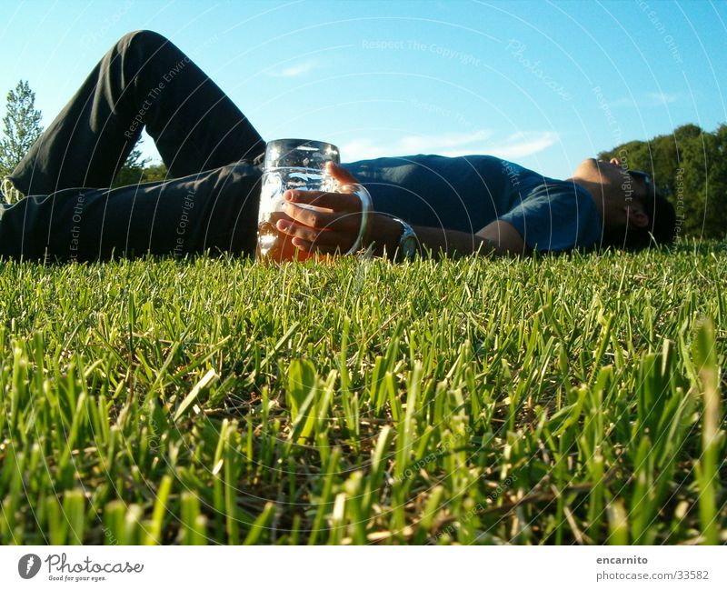 Kater Park Wiese grün Mann maskulin Bier trinken Alkoholisiert Bierkrug schlafen Rasen Garten Skala liegen Erholung