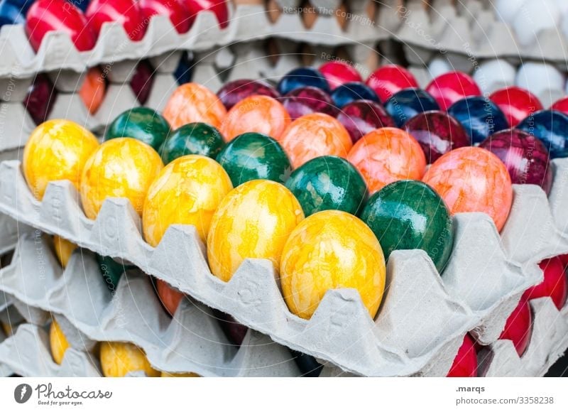 Bunte Ostereier im Karton gemüse Eierkarton Ostern bunt Feste & Feiern Lebensmittel Ernährung Stapel Paletten Wochenmarkt verkaufen frisch Bioprodukte Hühnerei