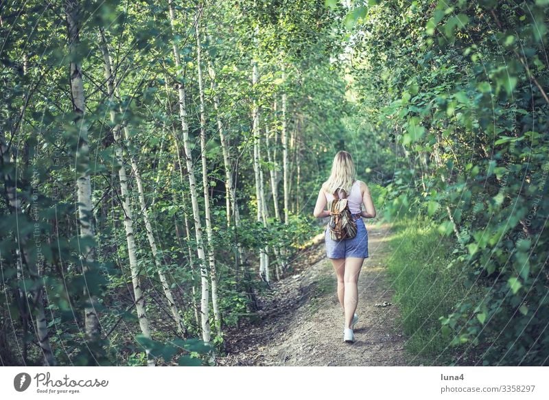 junge Frau mit Rucksack spaziert im Wald wandern spazieren Park entspannt Baum Ruhe Wanderin glücklich Entschleunigung gelassen Erholung Auszeit Umwelt