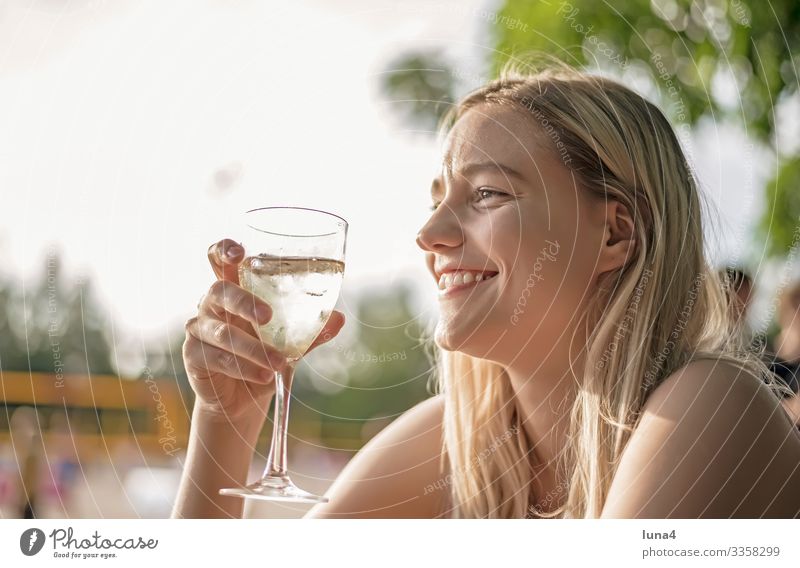 lachende junge Frau trinkt Wein trinken Glas Alkohol entspannt genießen glücklich Getränk Erfrischung fröhlich Entschleunigung Spaß gelassen Freude Erholung