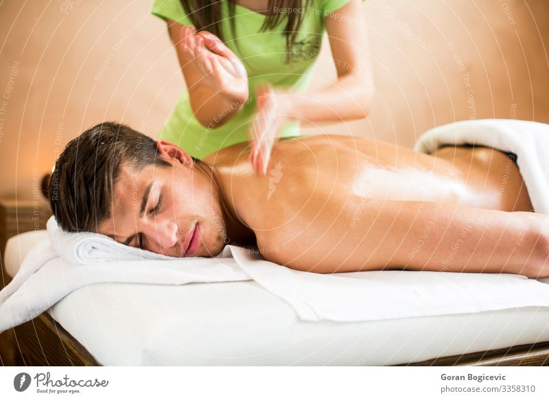 Junger Mann mit Massage im Spa Lifestyle schön Körper Gesundheitswesen Behandlung Wellness Erholung Mensch Junge Frau Jugendliche Erwachsene Rücken 2