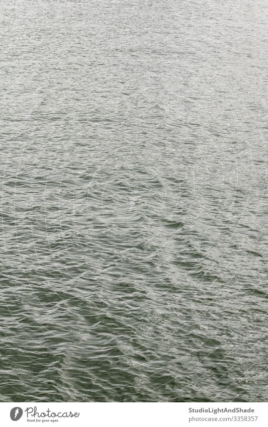 Ruhiger grüner Wasserhintergrund Meer Wellen Natur See Fluss natürlich türkis zyan kalt Rippeln Windstille friedlich skandinavisch nordisch Hintergrund