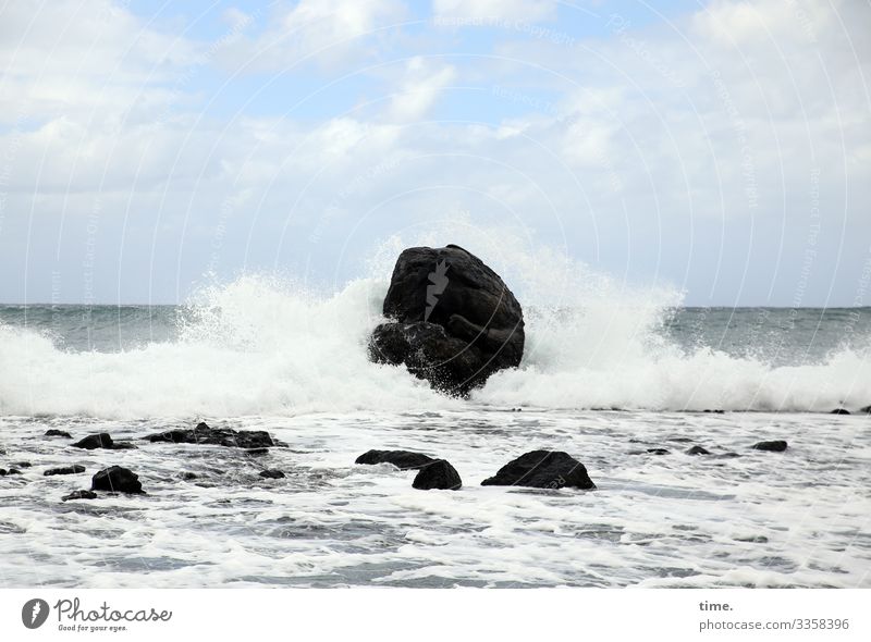 Dauerbeschallung Umwelt Natur Landschaft Urelemente Wasser Himmel Wolken Horizont Felsen Wellen Küste Meer Atlantik Gischt maritim Kraft Macht Leben Ausdauer