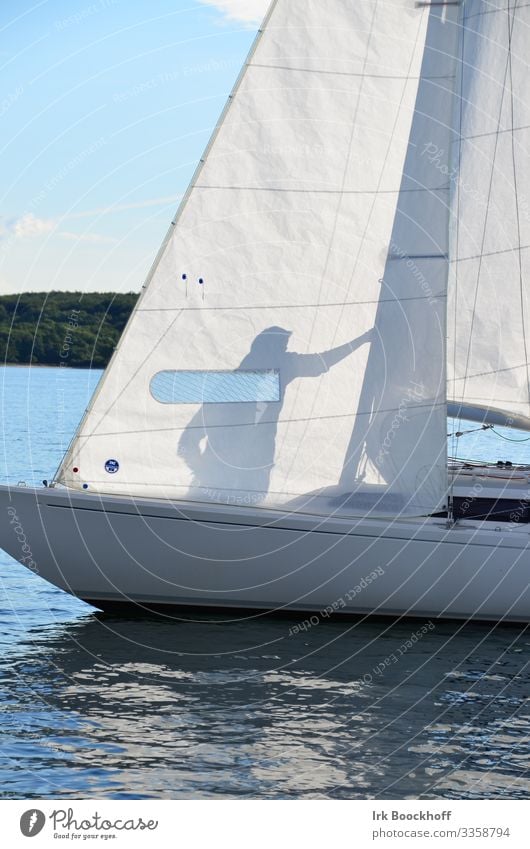Schattenspiel auf einem Segelboot Freizeit & Hobby Segeln Sommer Sommerurlaub Sonne Meer Wassersport 1 Mensch Nordsee Ostsee Sportboot Jacht Segelschiff