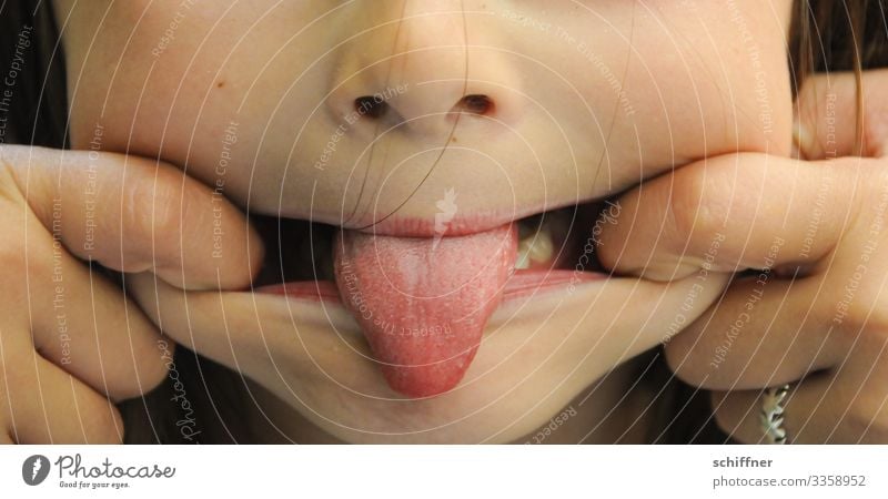 Bäh! | Zunge rausstrecken Kind zunge zeigen zungenspitze Grimasse Grimassen schneiden grimassenschneiden grimasse schneiden frech frechd Mund Nase Nasenlöcher