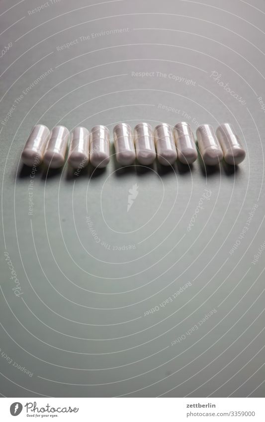 Zehn Kapseln Apotheke Medikament Arzt betablocker dosis Gesundheit Gesundheitswesen Heilung Krankheit Tablette Versorgung Krankenhaus Pharmazie 10 Menschenleer