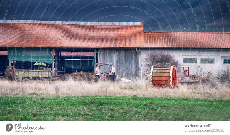 Hinterhofansicht eines deutschen Bauernhofs Haus Natur Landschaft Pflanze Gras Gebäude Architektur Verkehr Wege & Pfade Traktor Arbeit & Erwerbstätigkeit