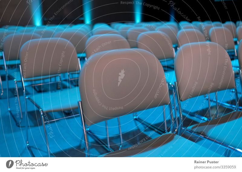Leere Stuhlreihen vor der Veranstaltung Wirtschaft Business Unternehmen Sitzung sprechen modern blau grau Publikum Zuschauerraum Präsentation Farbfoto