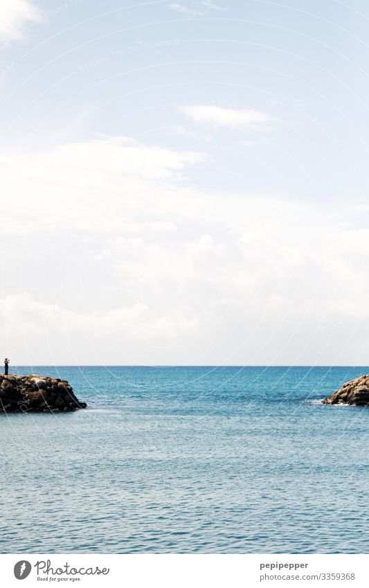 kleine Hafeneinfahrt Riff Wasser Meer Mensch Frau Bucht Himmel Wolken schönes Essen Urlaubsstimmung Urlaubsfoto mediterran Klippen am Meer Freiheit entspannung
