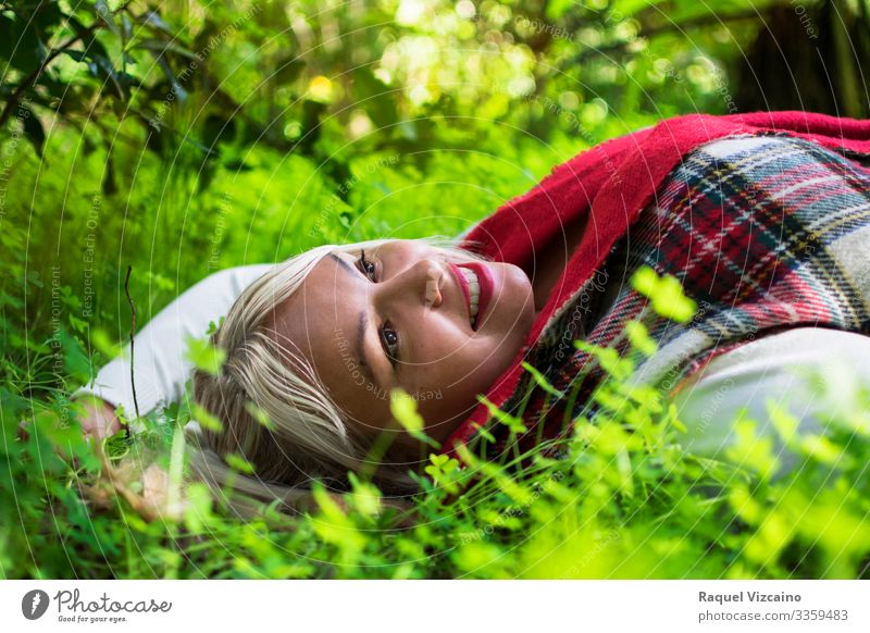 Porträt einer Frau im Gras. Glück schön Erholung Sommer Mensch Erwachsene 1 18-30 Jahre Jugendliche Natur Frühling Schönes Wetter Garten Park blond Lächeln