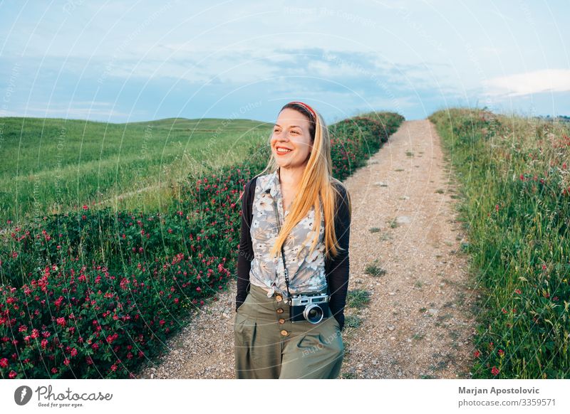 Junge Frau beim Wandern auf dem Land in der Toskana, Italien Lifestyle Ferien & Urlaub & Reisen Tourismus Ausflug Abenteuer Fotokamera Mensch feminin