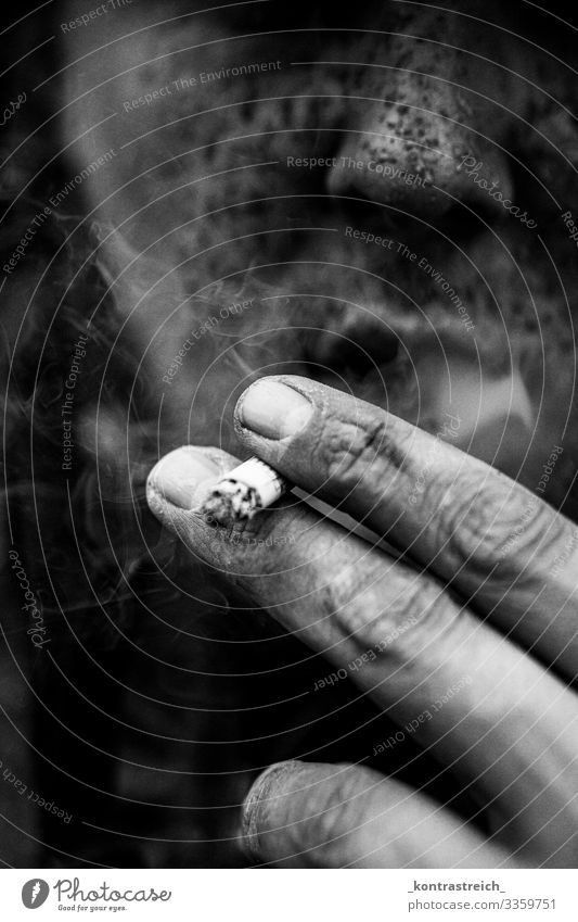 Zigarette in der Hand # #smoke #zigarette #cigarette #mono #mud #art #unhealthy #rauchen #tabak #mann bnw kontrast Detailaufnahme detail Starke Tiefenschärfe