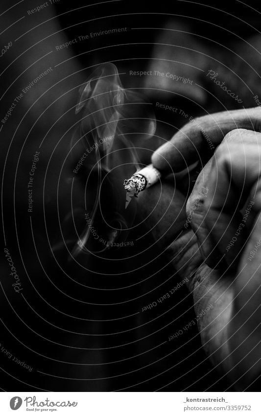 Smoke Mensch maskulin Junger Mann Jugendliche Auge Hand Finger 1 30-45 Jahre Erwachsene Zigarette Rauchen dreckig schwarz weiß Sucht Schwarzweißfoto