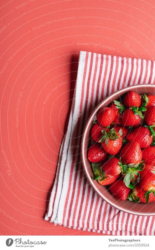 Bio-Erdbeeren in einem Tablett auf dem Tisch. Frische Sommerfrüchte Frucht Dessert Bioprodukte Vegetarische Ernährung Diät Teller Schalen & Schüsseln frisch
