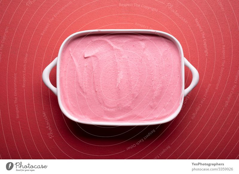 Himbeereis in der Schale. Hausgemachtes Eis Lebensmittel Milcherzeugnisse Kuchen Dessert Speiseeis Süßwaren Topf Coolness frisch lecker obere Ansicht Beeren-Eis