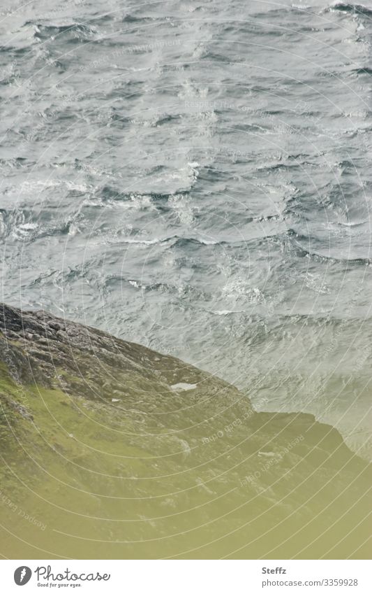 Meeresküste in Wales Irische See Felsküste Küste Wellen felsig Hügel felsige Küste Meeresstimmung maritim Meeresspiegel Wasseroberfläche nordisch