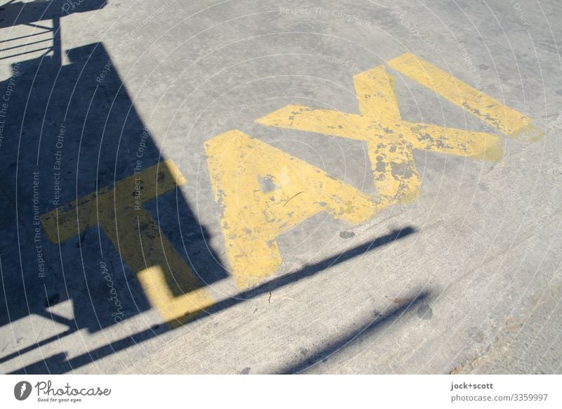 TAXI Platz Taxistand Wärme Griechenland Beton Wort Typographie authentisch einfach Originalität gelb Mobilität Großbuchstabe Zahn der Zeit verwittert verdeckt