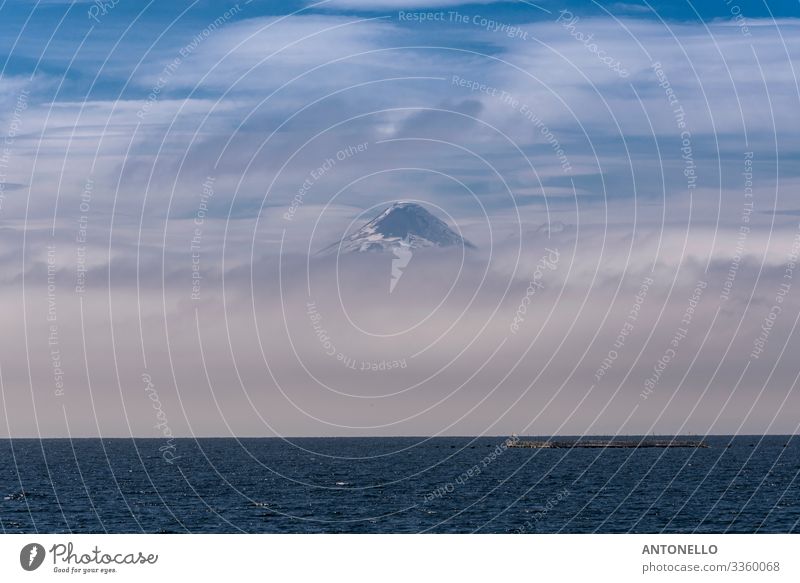 Der Vulkan Osorno hinter dem Llanquihue-See in Frutillar Ferien & Urlaub & Reisen Tourismus Abenteuer Ferne Sommer Umwelt Natur Landschaft Wasser Himmel Wolken