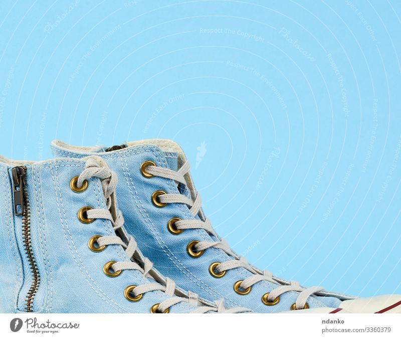 ein Paar hellblau getragene Textilschuhe Lifestyle Stil Design Sport Fuß Mode Bekleidung Stoff Schuhe Turnschuh trendy modern retro weiß Seite Hintergrund